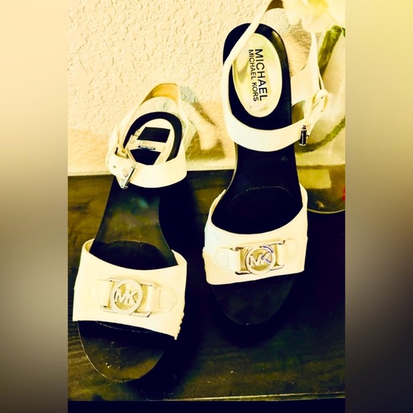Authentic “ MICHAEL KORS “ Sandals size 7M - Picture 5 of 15